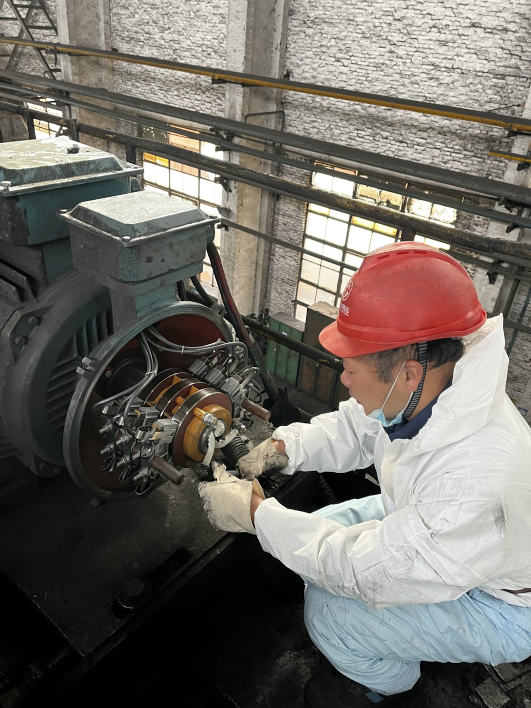 鍛二保全郝良軍電機巡檢.jpg 鍛二保全郝良軍電機巡檢.jpg