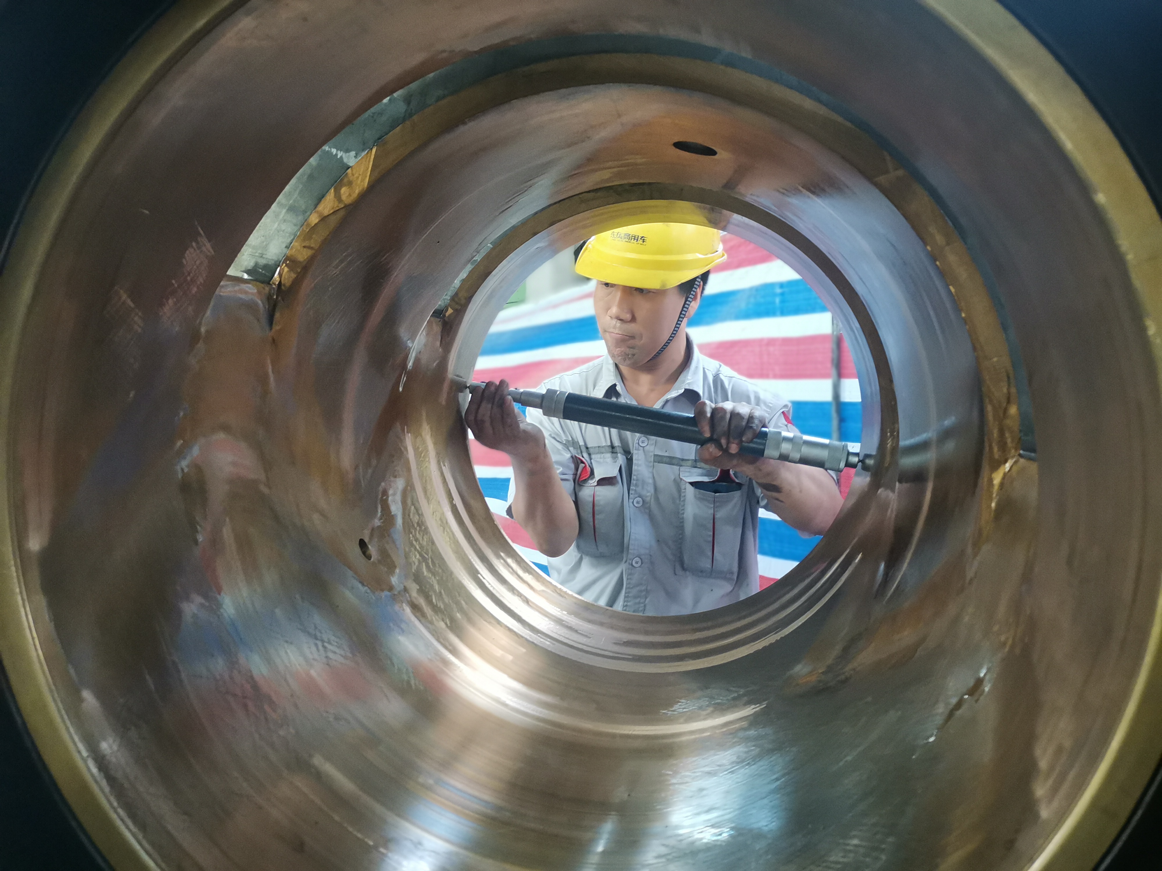 1、檢修中黨員趙洪波親力親為,率先垂范,對(duì)重點(diǎn)設(shè)備傳動(dòng)軸軸瓦進(jìn)行精度測(cè)量.jpg 1、檢修中黨員趙洪波親力親為,率先垂范,對(duì)重點(diǎn)設(shè)備傳動(dòng)軸軸瓦進(jìn)行精度測(cè)量.jpg